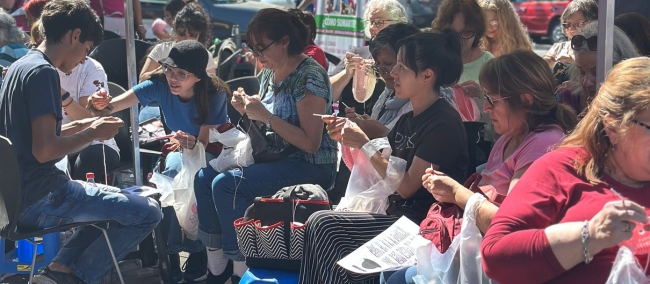 Tejiendo solidaridad: una mañana llena de color, música y corazones unidos